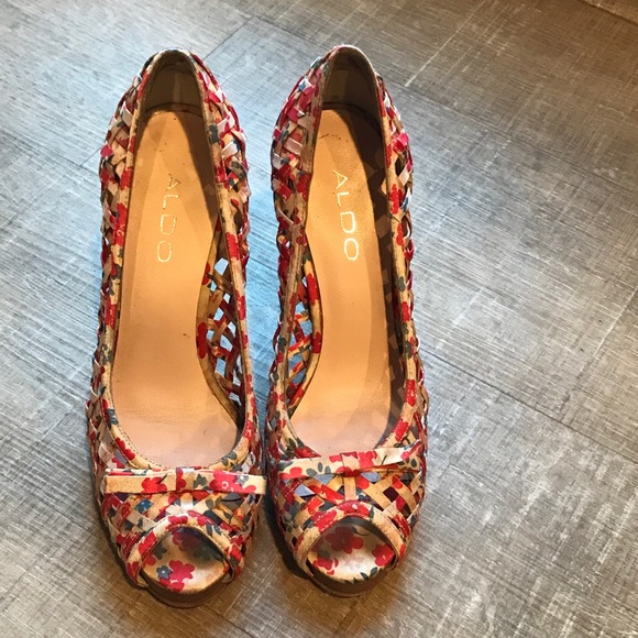 🛑 SOLD! Peep Toe Pumps w/ Floral Pattern & Bow 🛑 - Picture 2 of 11